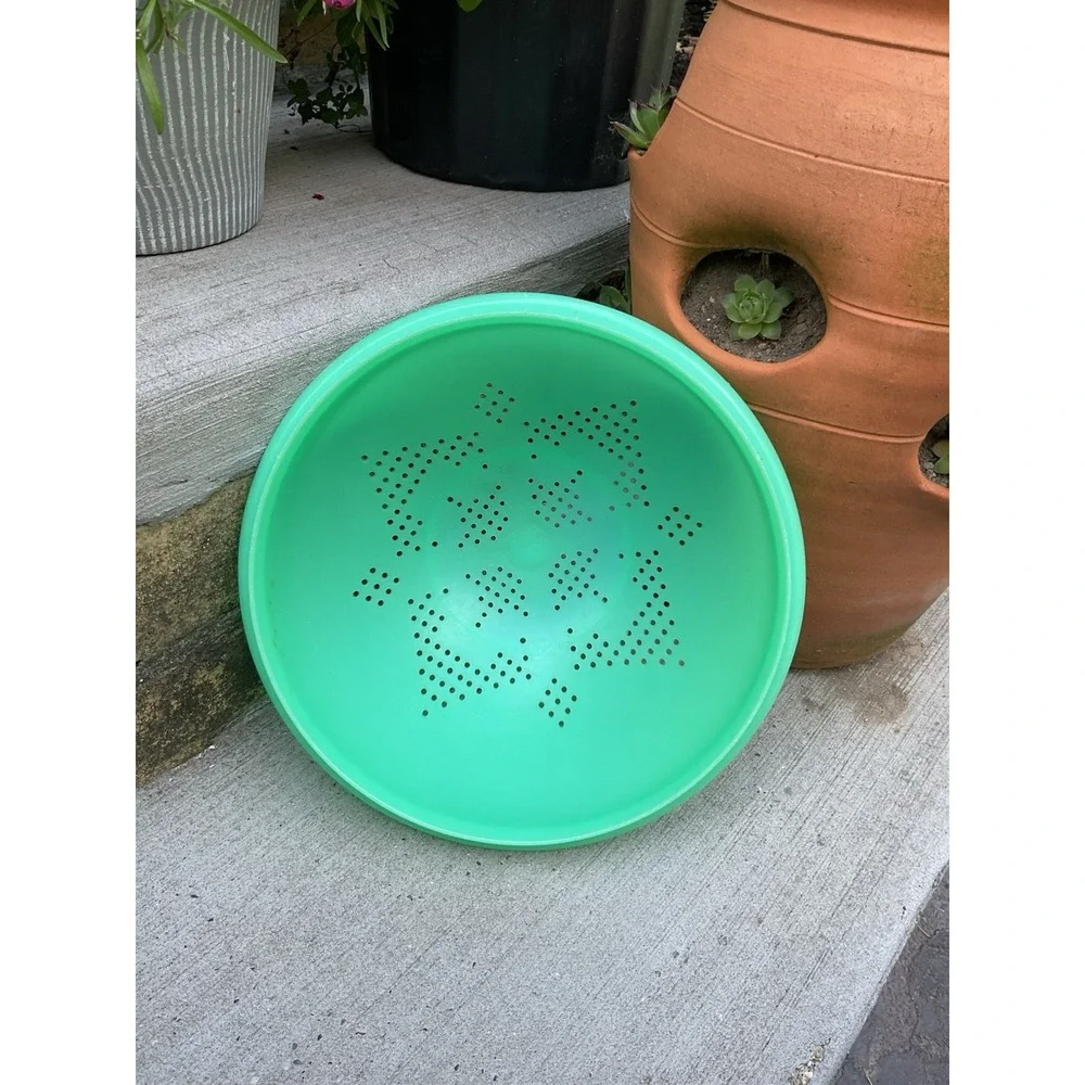 Tupperware Jade Green  Strainer Colander 339 Plastic Made in USA Vintage‎